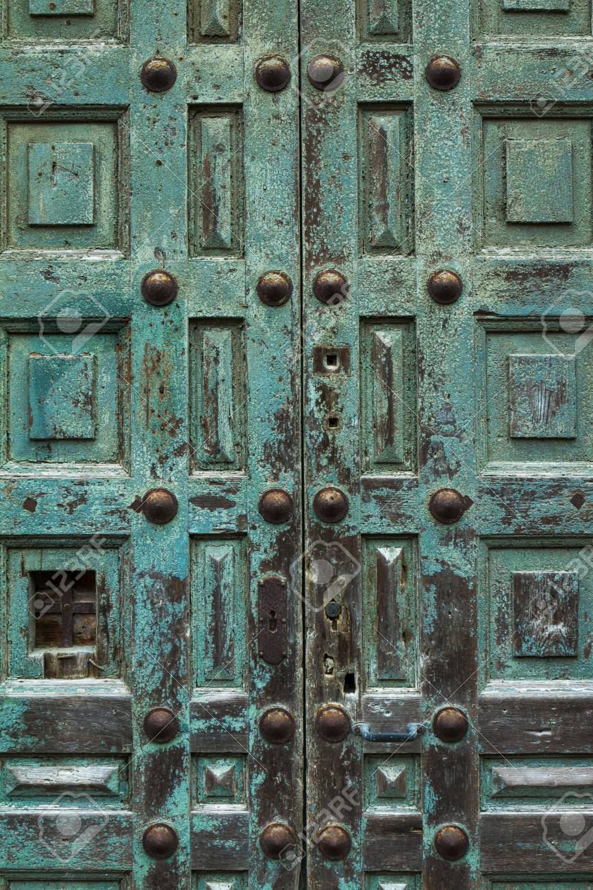 Nahaufnahme Der Alten Strukturierten Antiken Tur Des Blauen Turkises Mit Alten Metallelementen Und Schlusselloch Vertikal Lizenzfreie Fotos Bilder Und Stock Fotografie Image 77318441