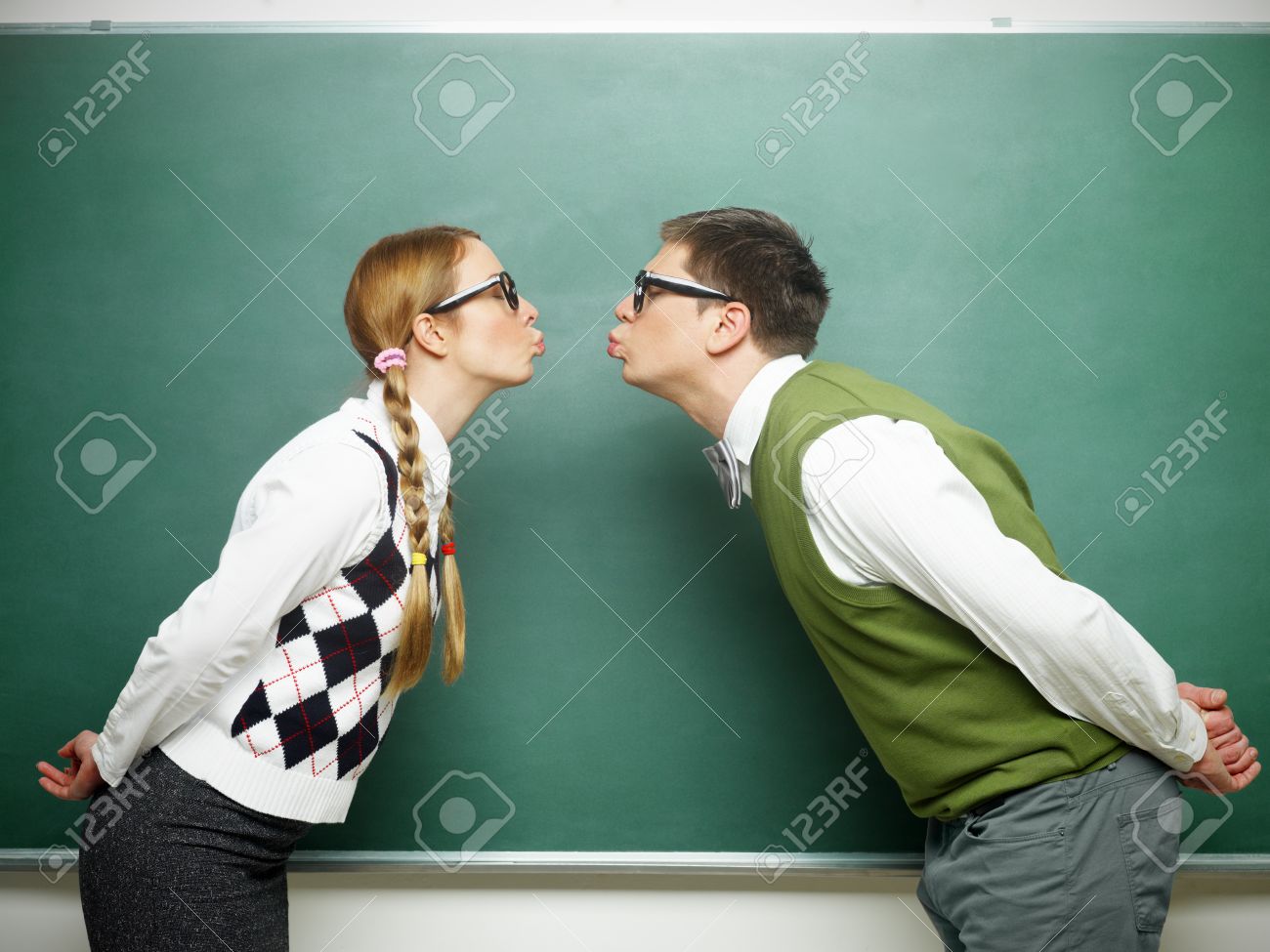 オタクのカップルがキス の写真素材 画像素材 Image