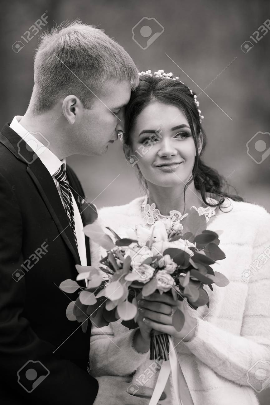 Casal De Noivos Ao Ar Livre Esta Abracando Uns Aos Outros Menina Linda Modelo De Vestido Branco Homem De Terno Noiva De Beleza Com O Noivo Retrato Feminino E Masculino Mulher Com