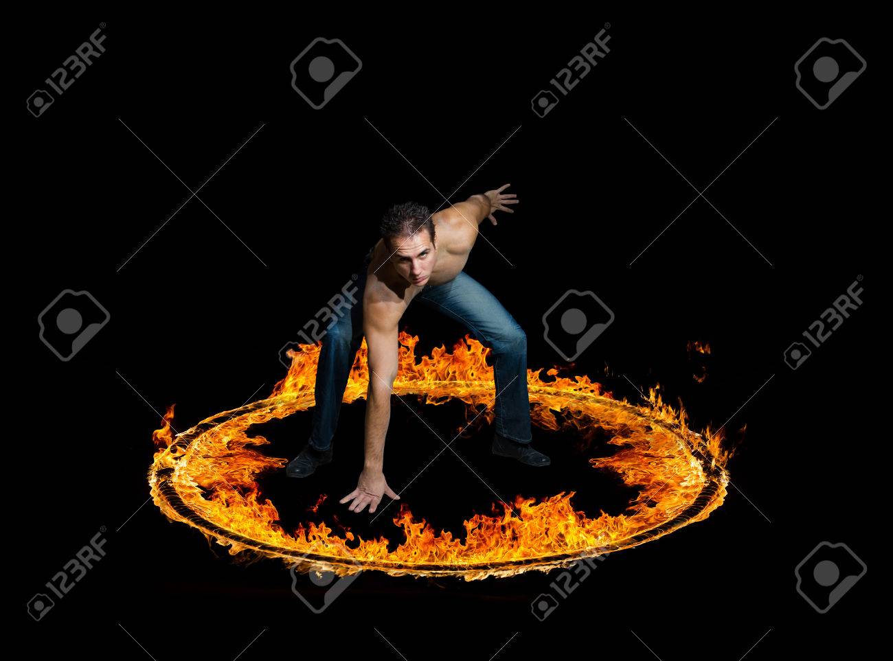 黒の背景に燃える炎火の円の男します の写真素材 画像素材 Image