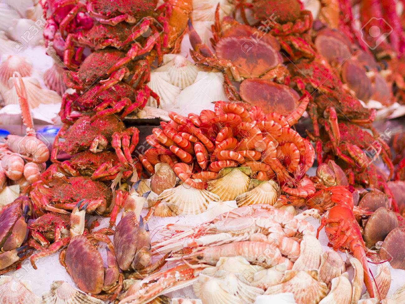パリの魚市場で新鮮なシーフード料理フランス料理の背景 の写真素材 画像素材 Image