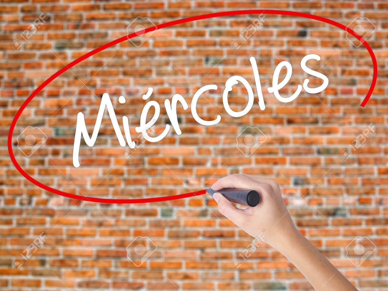 Immagini Stock Donna Mano Scrittura Miercoles Mercoledi In Spagnolo Con Pennarello Nero Su Schermo Visivo Isolato Su Mattoni Concetto Di Business Foto D Archivio Image