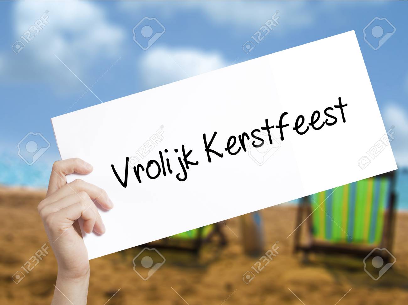 Vrolijk Kerstfeest Joyeux Noel En Neerlandais Inscrivez Vous Sur Le Livre Blanc Main De L Homme Tenant Le Papier Avec Du Texte Isole Sur Fond De Vacances Concept D Entreprise Photo Banque D Images Et Photos