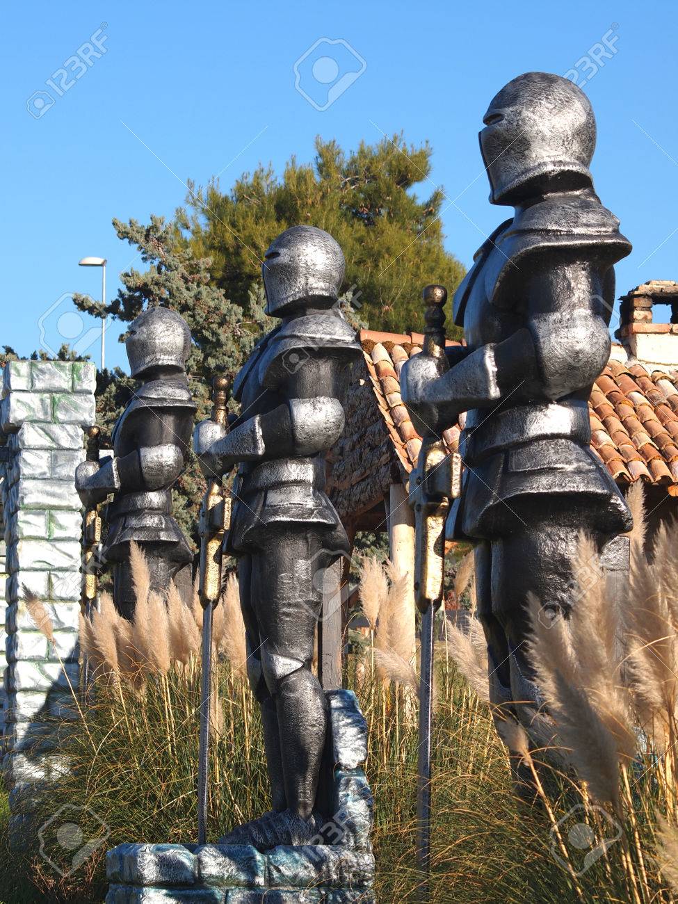 完全に鎧騎士剣士の像 の写真素材 画像素材 Image