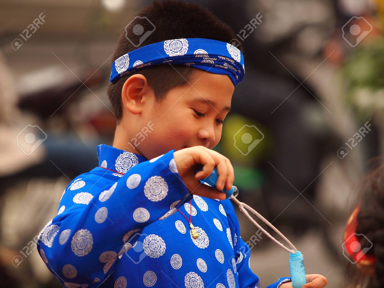 アオザイ　子供 ホーチミン市、ベトナム南-FEB16: 伝統的な祭りの衣装にハンサムなアジアの少年の肖像画。アオザイ ドレス笑顔でかわいい小さなベトナム  Boyl。テト休日。旧正月ベトナム、2015 年 2 月 16 日の写真素材・画像素材 Image 55057669