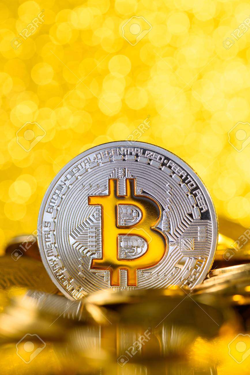Bitcoin Se Encuentra En La Pila De Monedas De Oro, Una Gran Moneda De Plata  Con El Símbolo De Bit De Oro, Vertical Con Espacio De Copia Fotos,  retratos, imágenes y fotografía