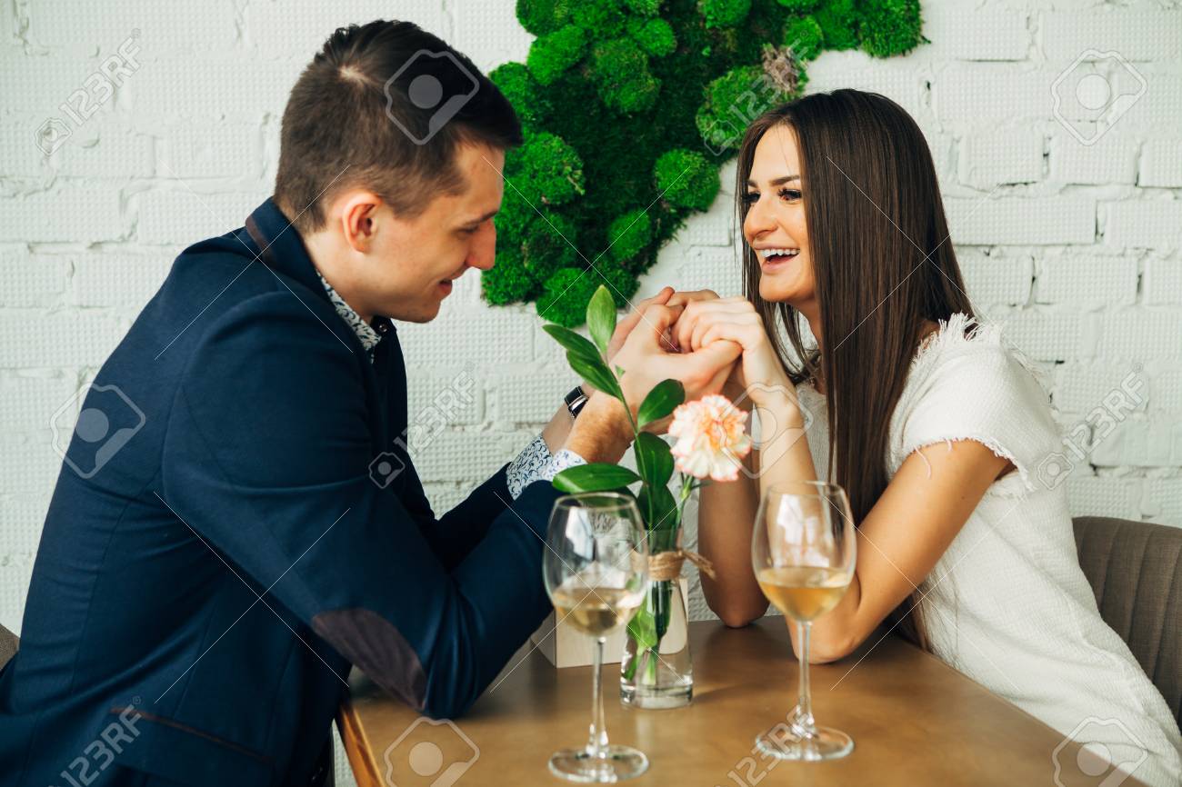 陽気な若い男女がレストランでデートしている 彼らはテーブルに座って 愛し合ってお互いを見ている の写真素材 画像素材 Image 陽気な若い男女がレストランでデートしている 彼らはテーブルに座って 愛し合ってお互いを見ている の写真素材 画像素材 Image