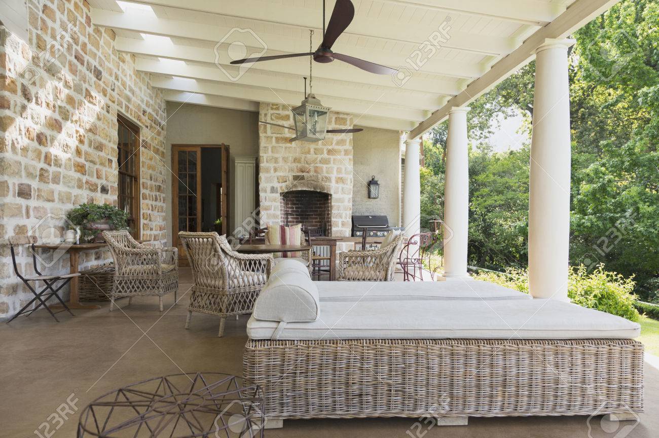 Patio De Exhibicion De Lujo En El Hogar Con Paredes De Piedra