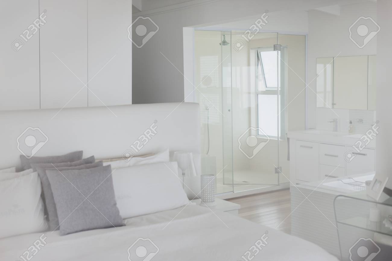 Camera Da Letto Bianca E Bagno Interno In Interno Vetrina Foto ... Camera Da Letto Bianca E Bagno Interno In Interno Vetrina Foto ...