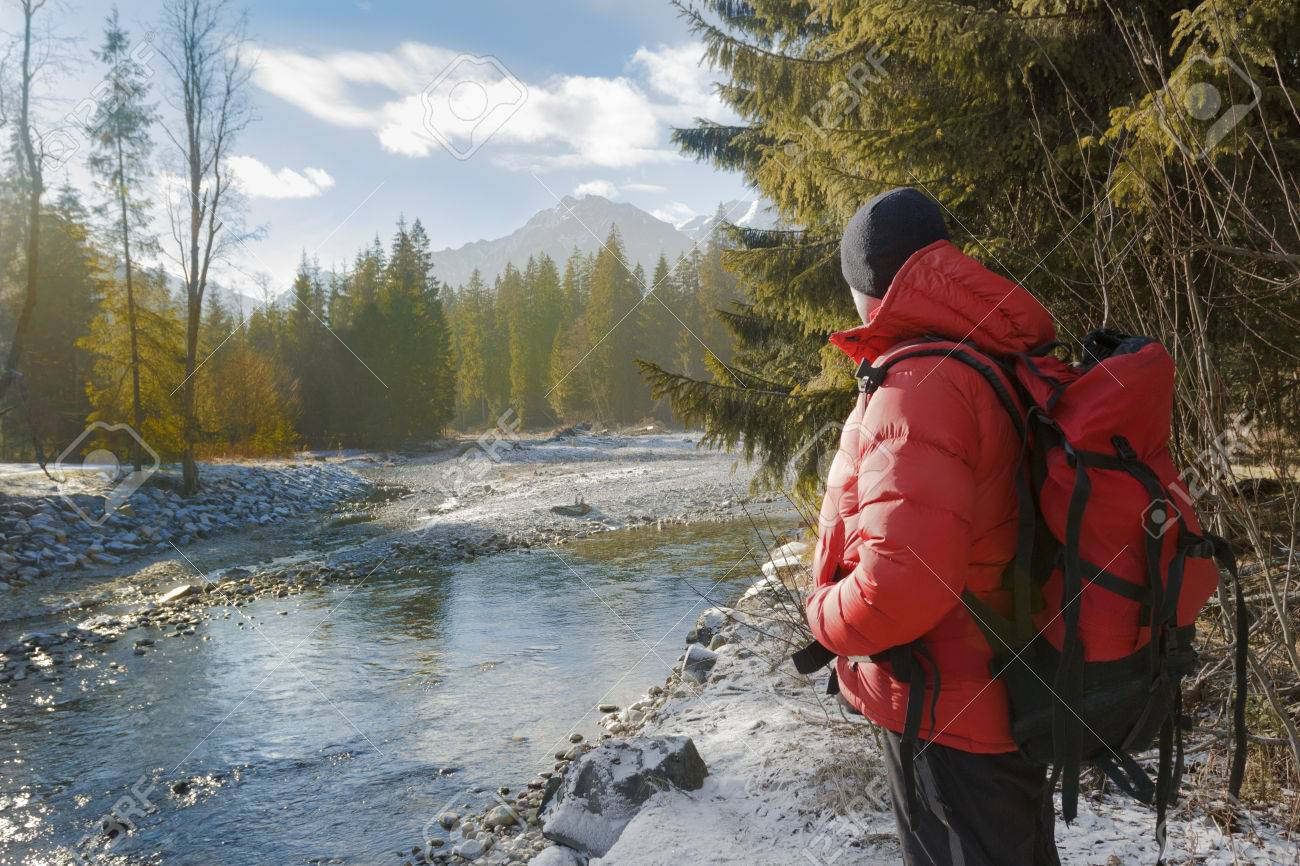 バックパッカーの裏側が冬のロッキーの景観を見てください の写真素材 画像素材 Image