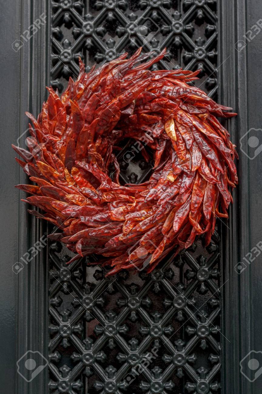 乾燥赤唐辛子黒入り口のドアにぶら下がって作られた屋外のクリスマス リース の写真素材 画像素材 Image
