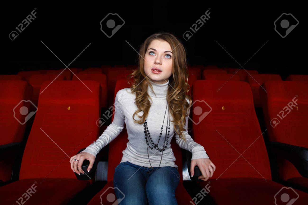 若い女の子と映画館に座って映画を見て の写真素材 画像素材 Image