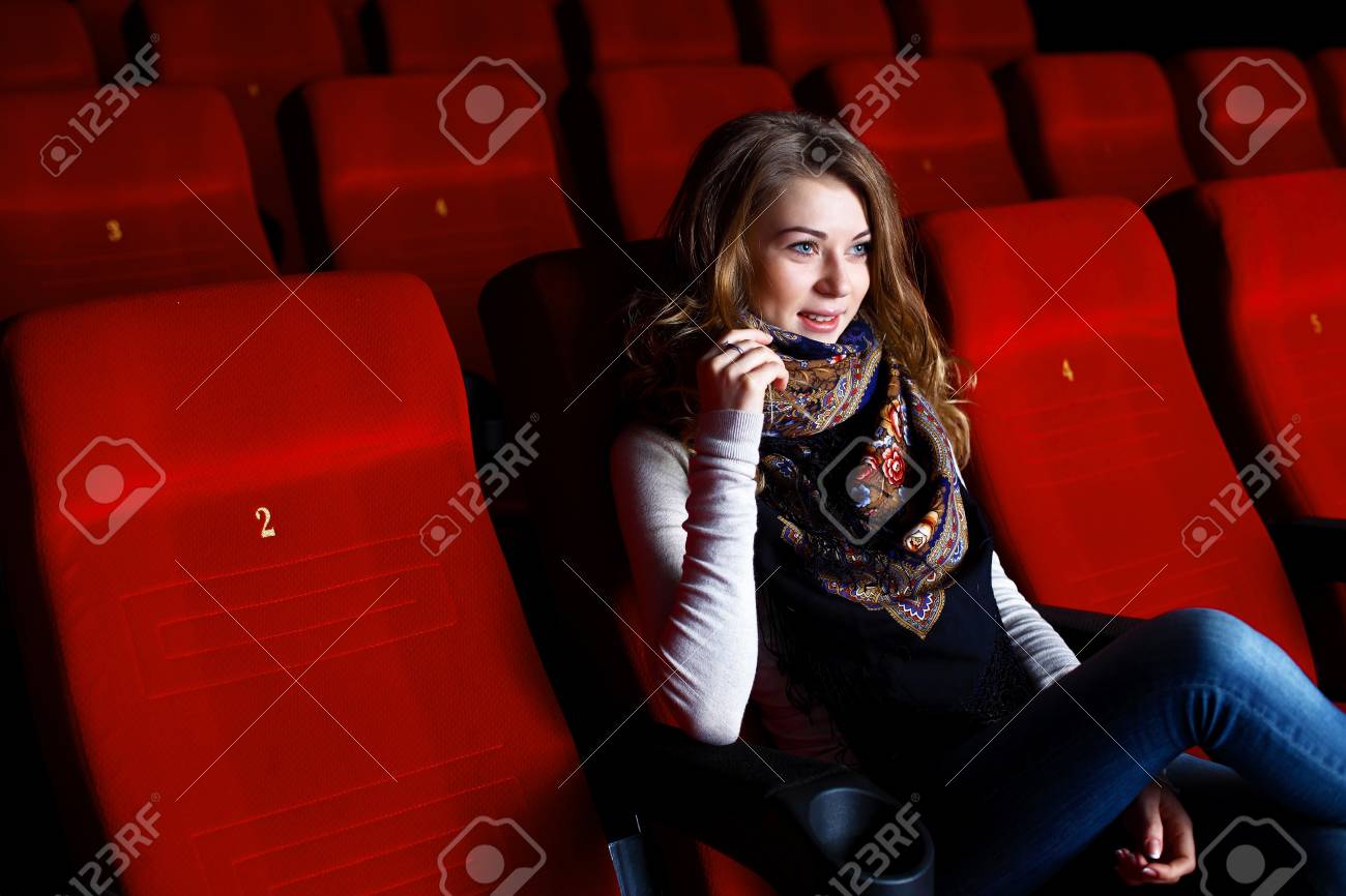 映画館で座っていると 映画を見ている若い女の子 の写真素材 画像素材 Image