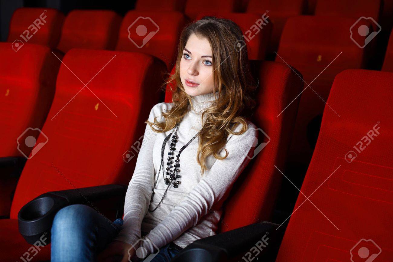 若い女の子と映画館に座って映画を見て の写真素材 画像素材 Image