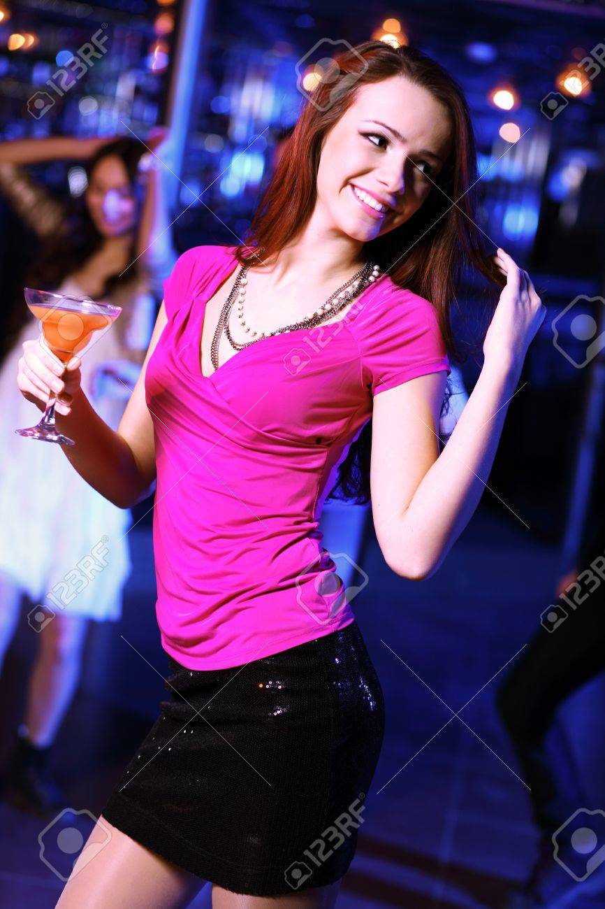 Mujer Que Tiene Diversión Y Baile Por La Noche Discoteca Fotos, Retratos, Imágenes Y Fotografía De Archivo De Derecho. Image 13303069.