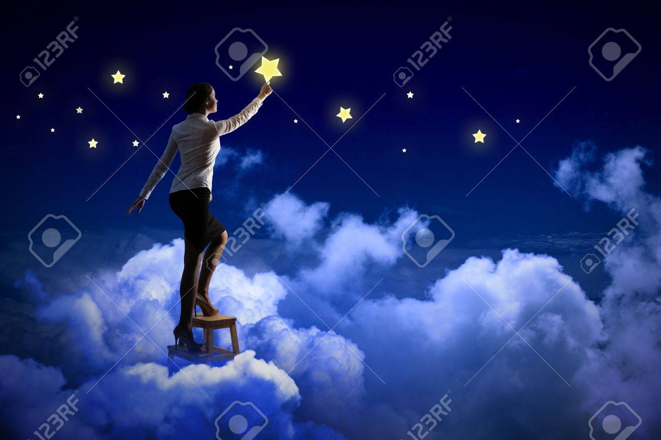 夜空の照明つ星の評価の若い女性の画像 の写真素材 画像素材 Image