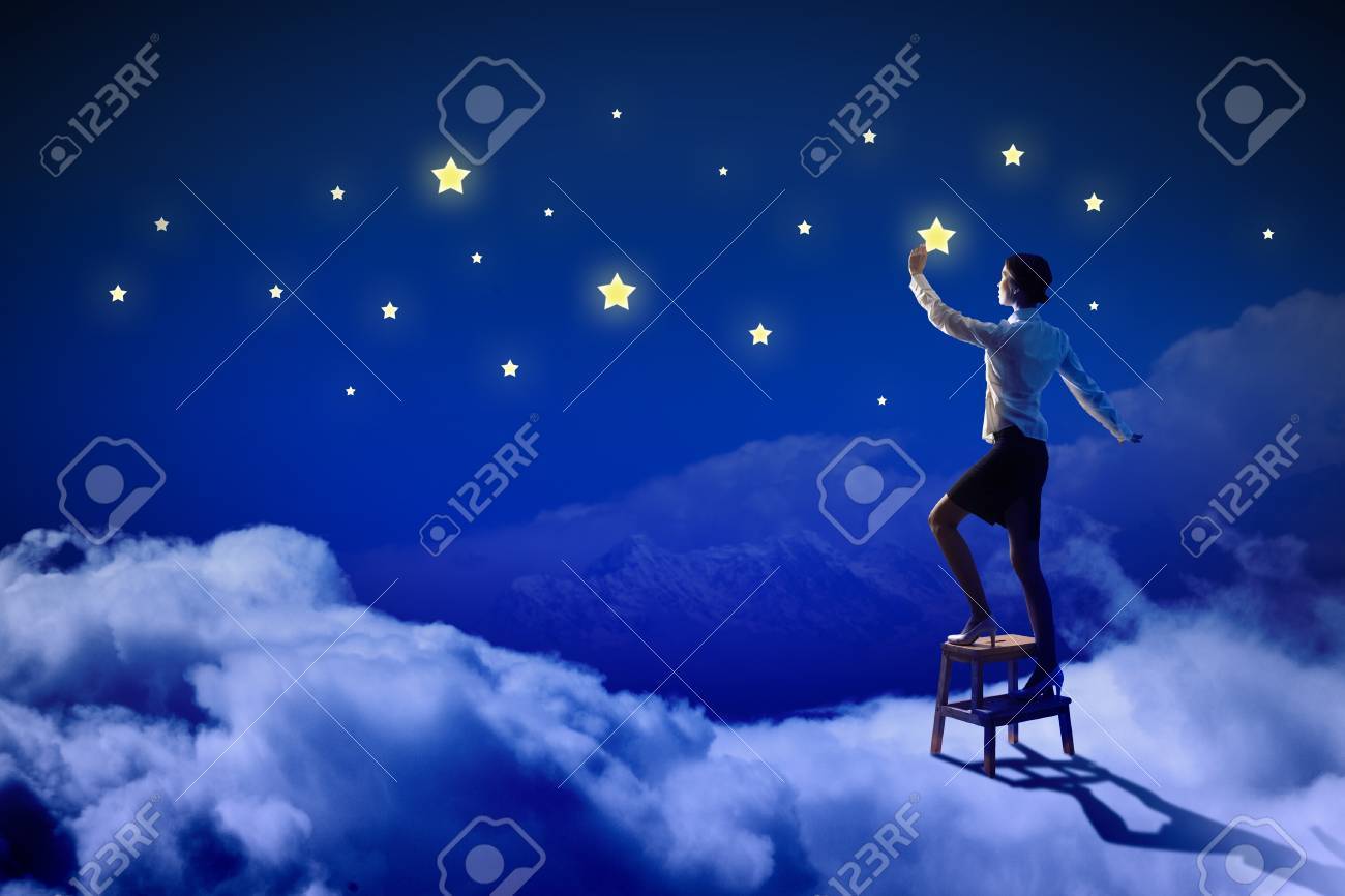 夜空の照明つ星の評価の若い女性の画像 の写真素材 画像素材 Image