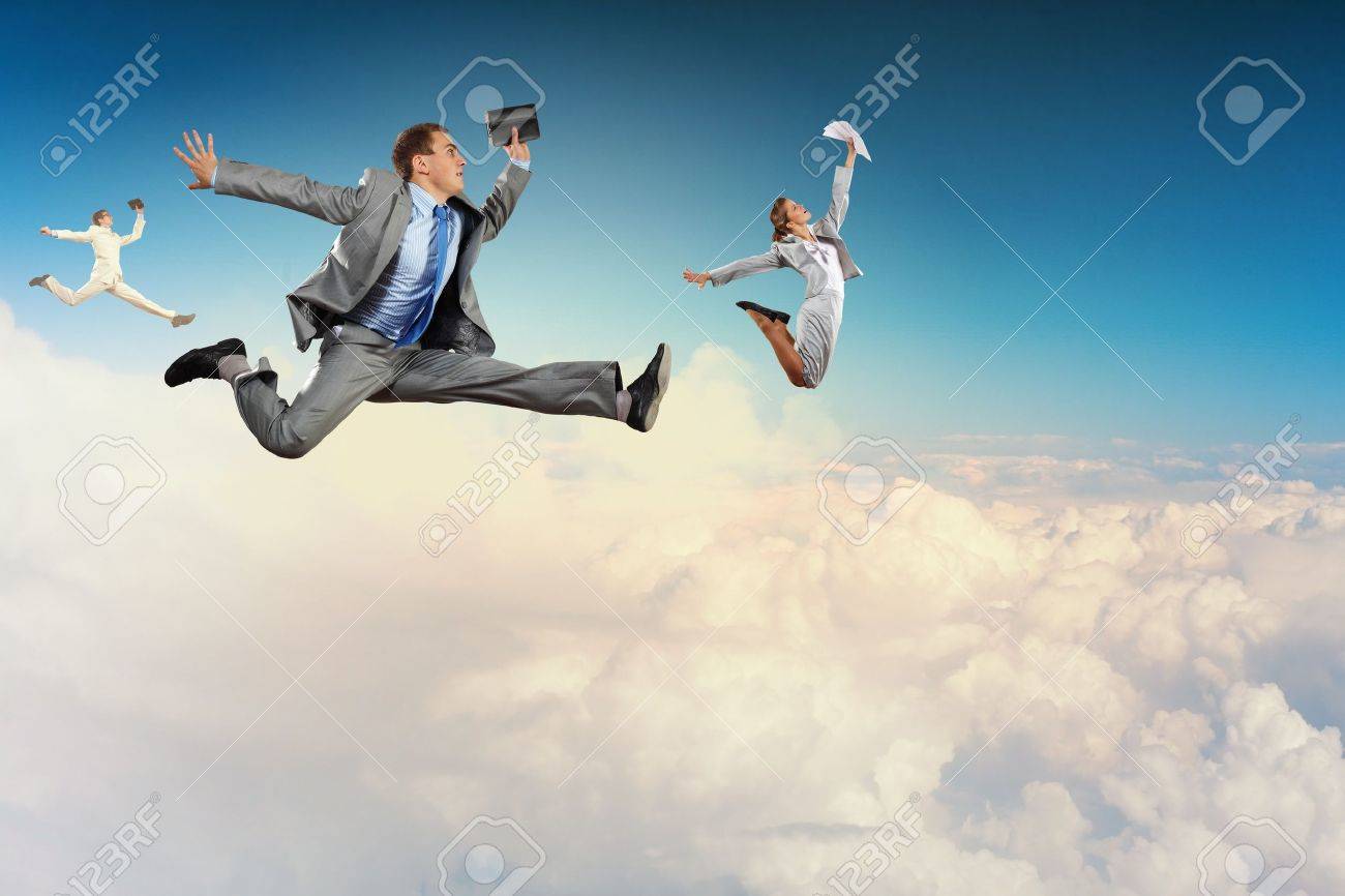 空に高くジャンプの実業家のイメージ の写真素材 画像素材 Image