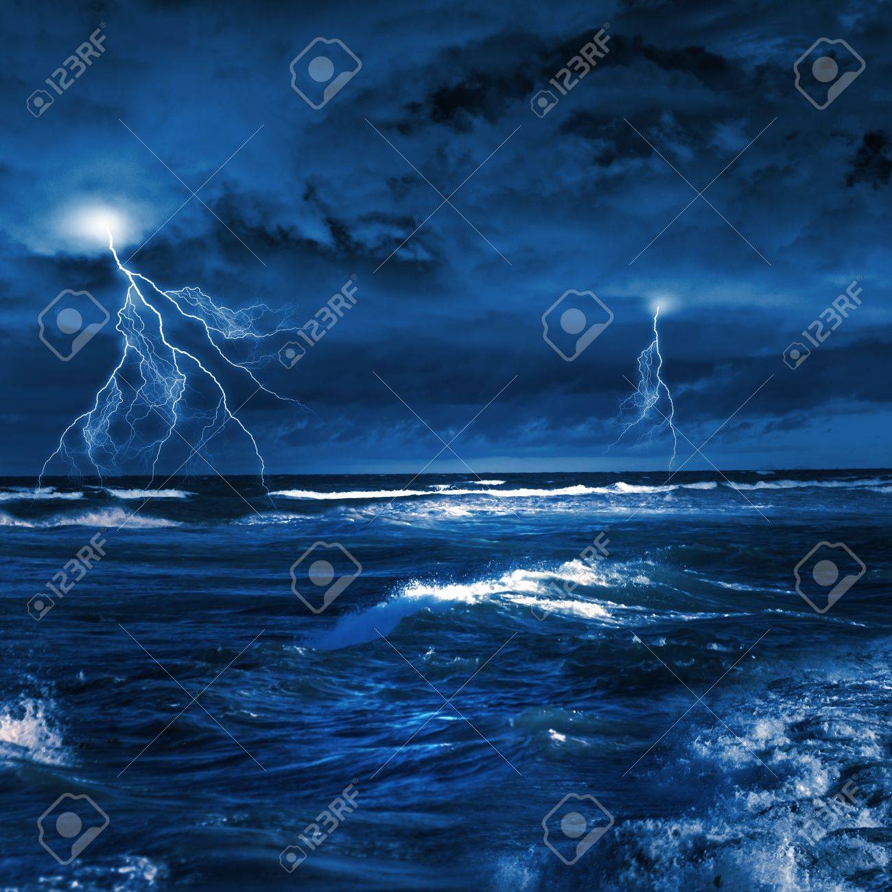 大きな波と雷と夜の嵐の海のイメージ の写真素材 画像素材 Image