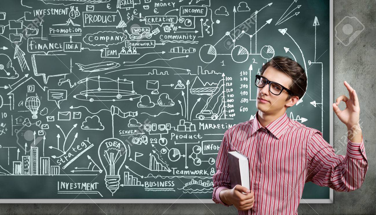 黒板チョークに対してメガネで面白い若者 の写真素材 画像素材 Image