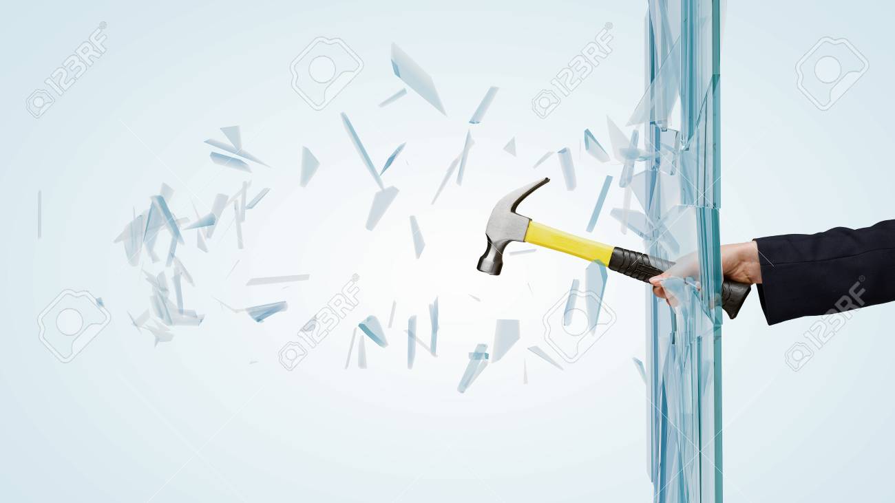 ハンマーでガラスが割れる男性の手のクローズ アップ の写真素材 画像素材 Image ハンマーでガラスが割れる男性の手のクローズ アップ の写真素材 画像素材 Image