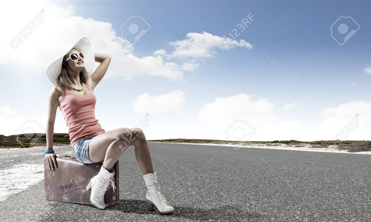 若い可愛い女の子旅行者の道の脇にスーツケースの上に座って の写真素材 画像素材 Image