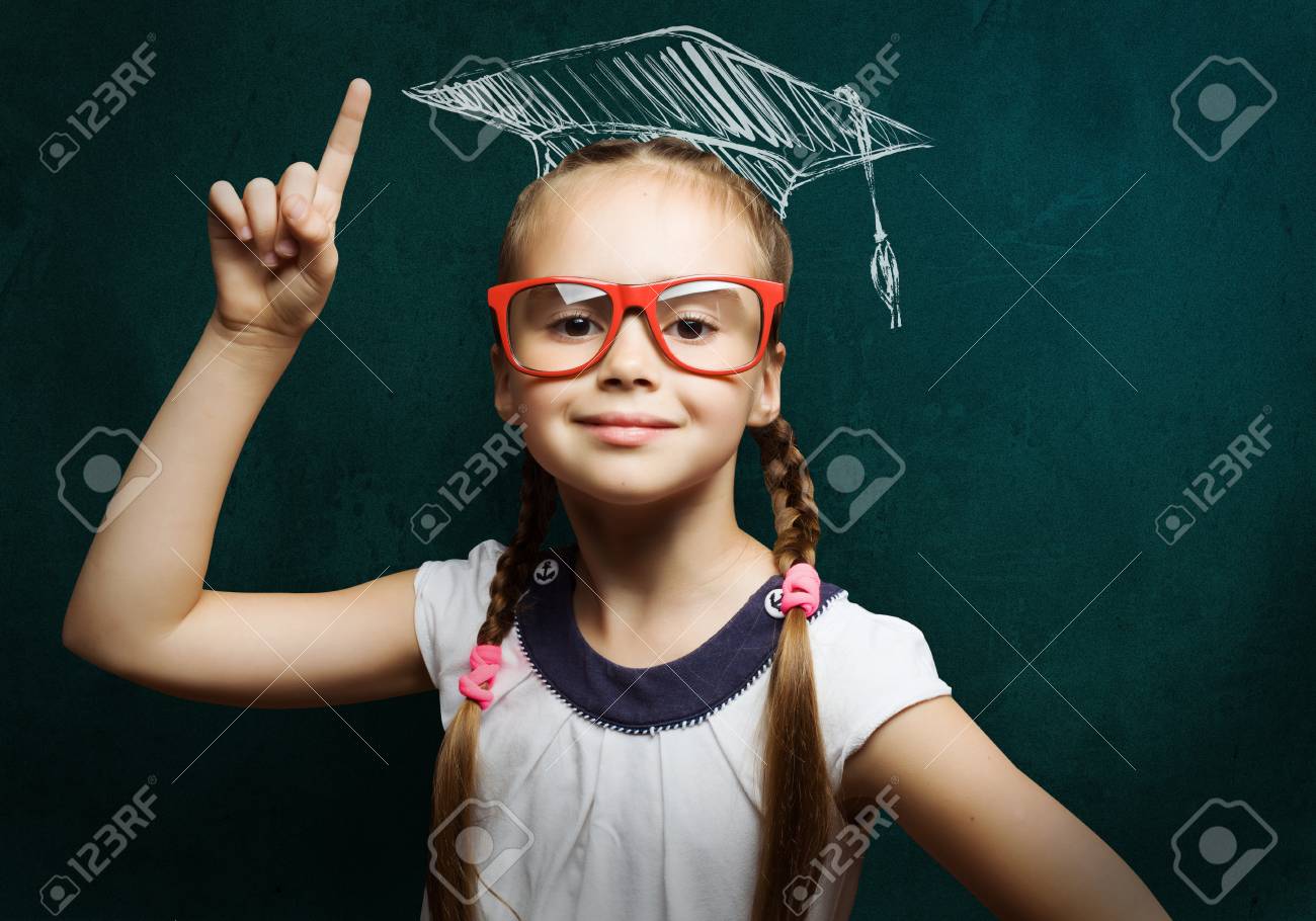 マスター ハットに黒板近く赤いガラスの天才少女 の写真素材 画像素材 Image
