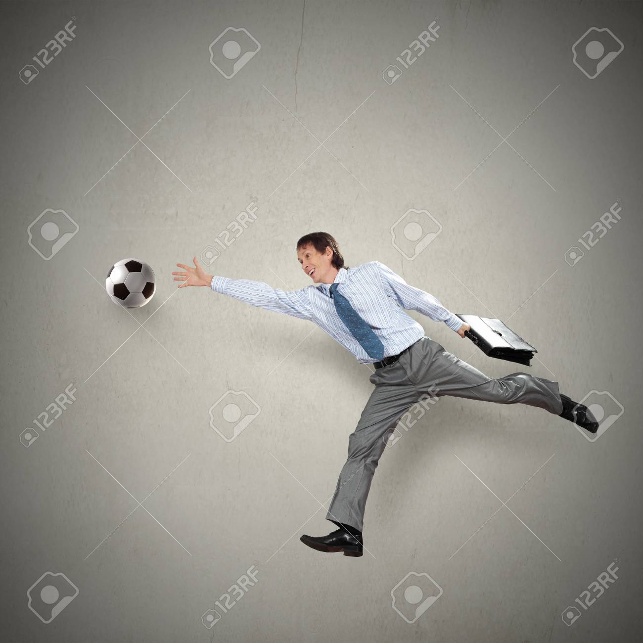 ジャンプでサッカー ボールをキャッチするスーツのビジネスマン の写真素材 画像素材 Image ジャンプでサッカー ボールをキャッチするスーツのビジネスマン の写真素材 画像素材 Image