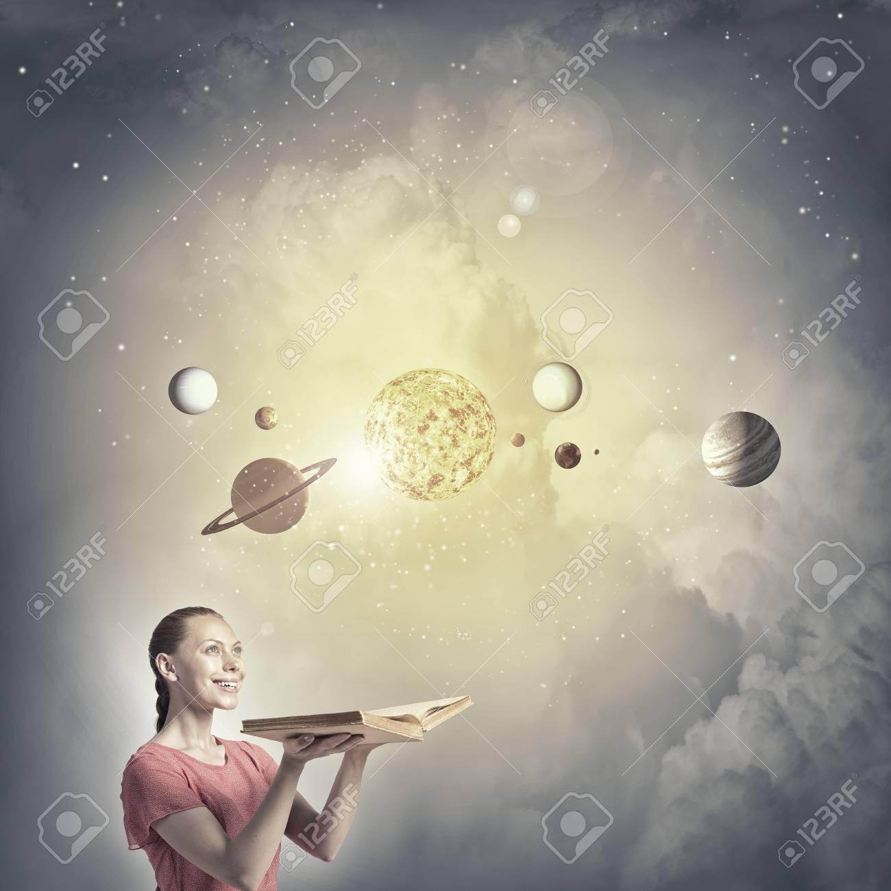 Jeune Femme Avec Le Livre Dexplorer Les Planètes Du Système Solaire