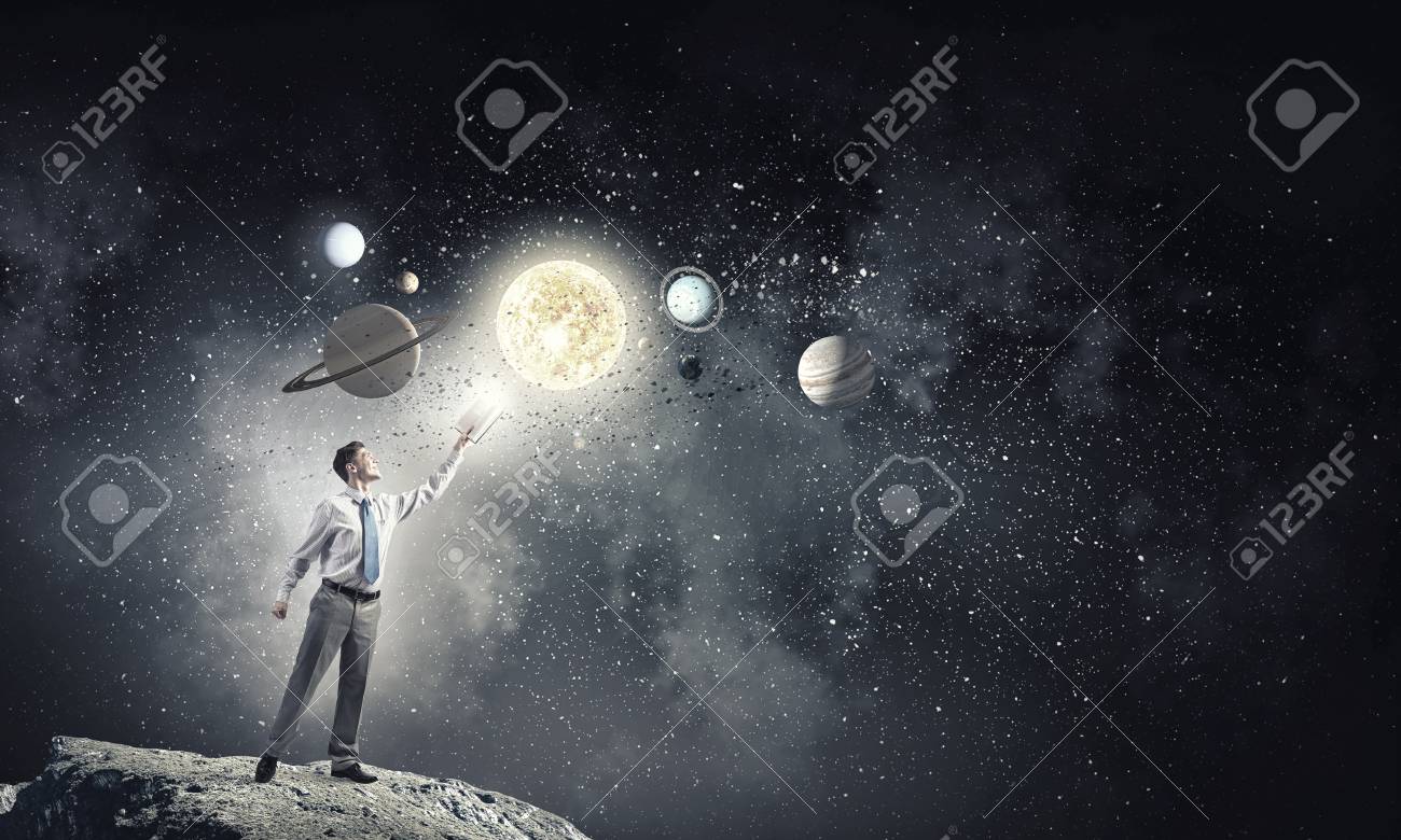 Jeune Homme Avec Livre Explorant Les Planètes Du Système Solaire