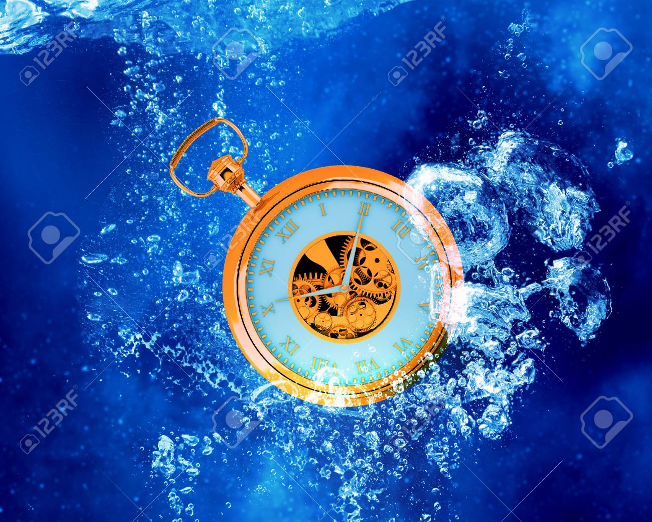 懐中時計澄んだ青い水に沈む の写真素材 画像素材 Image