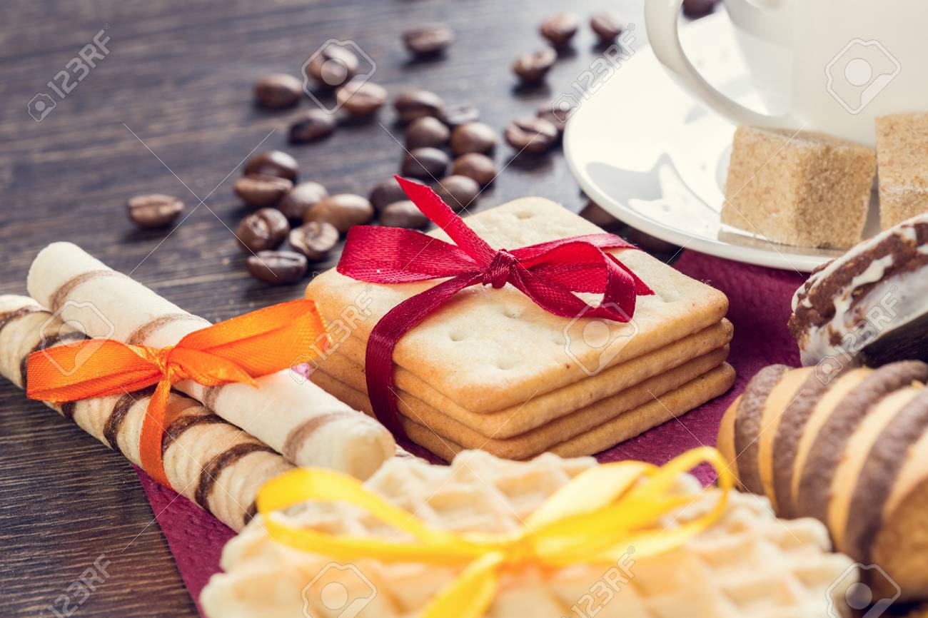 各種ビスケットとテーブルの上のお菓子 の写真素材 画像素材 Image