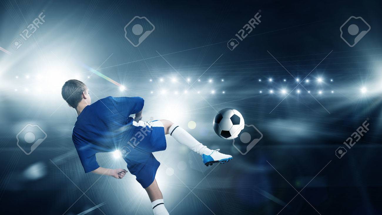 ボールを蹴るサッカー スタジアムにブルーの制服で子供少年の後姿 の写真素材 画像素材 Image ボールを蹴るサッカー スタジアムにブルーの制服で子供少年の後姿 の写真素材 画像素材 Image