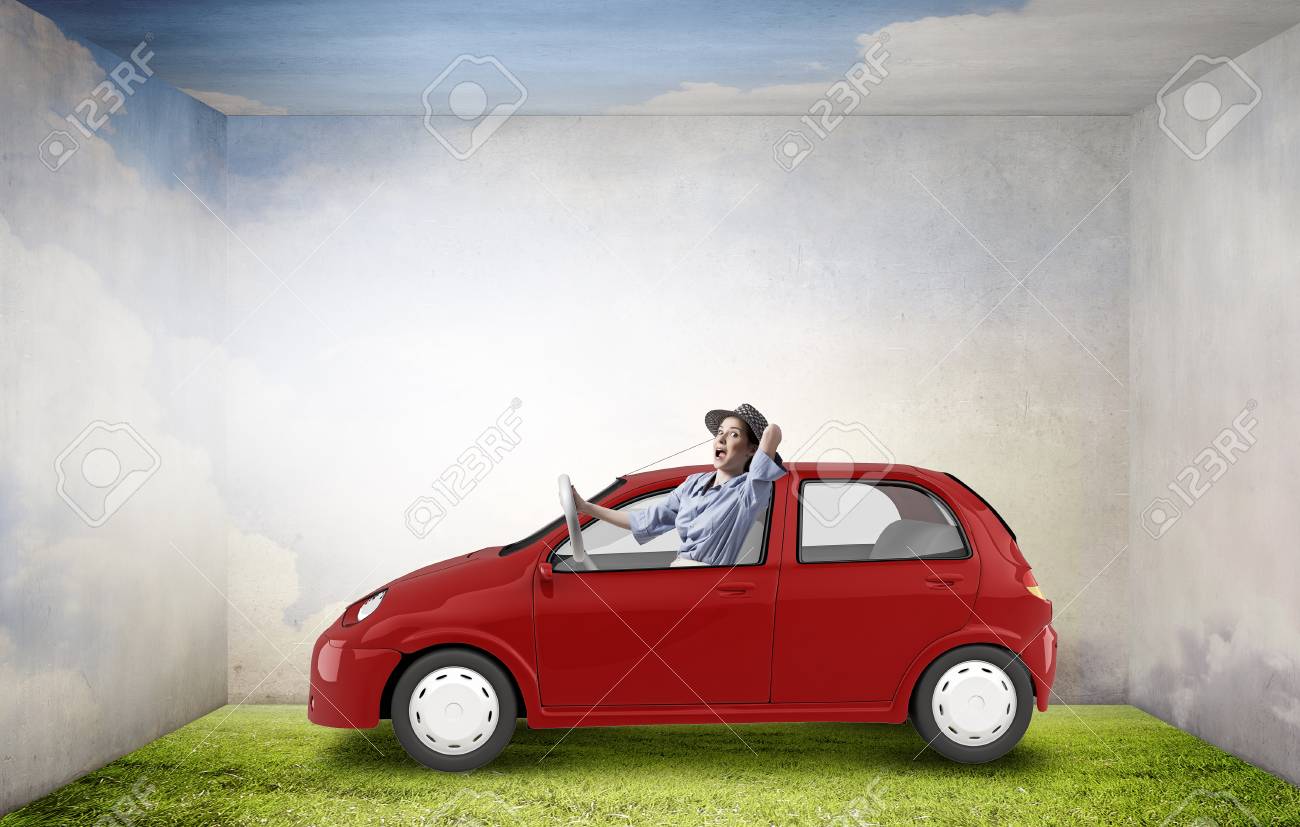 描画面白い車を運転してユーモラスな女性 の写真素材 画像素材 Image