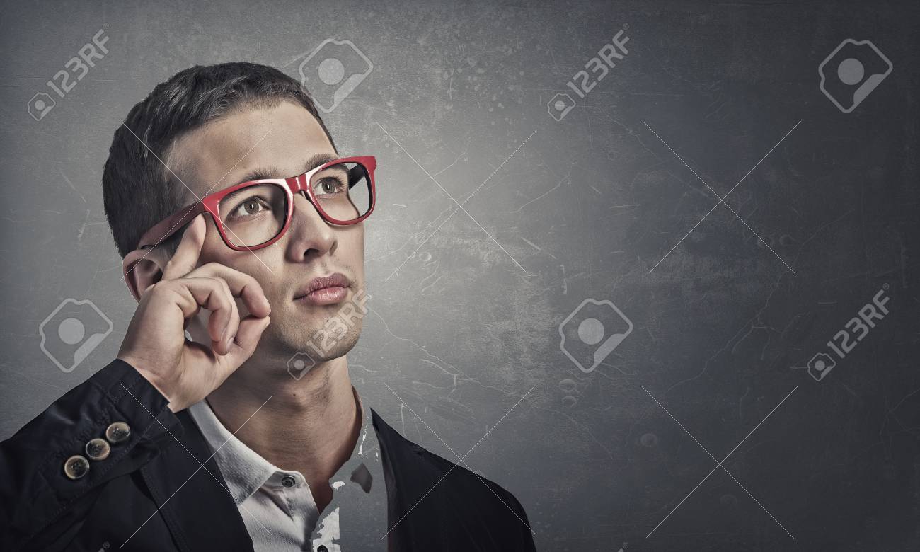 見上げるコンクリート背景にスーツと赤のメガネでハンサムな若い男の肖像 の写真素材 画像素材 Image