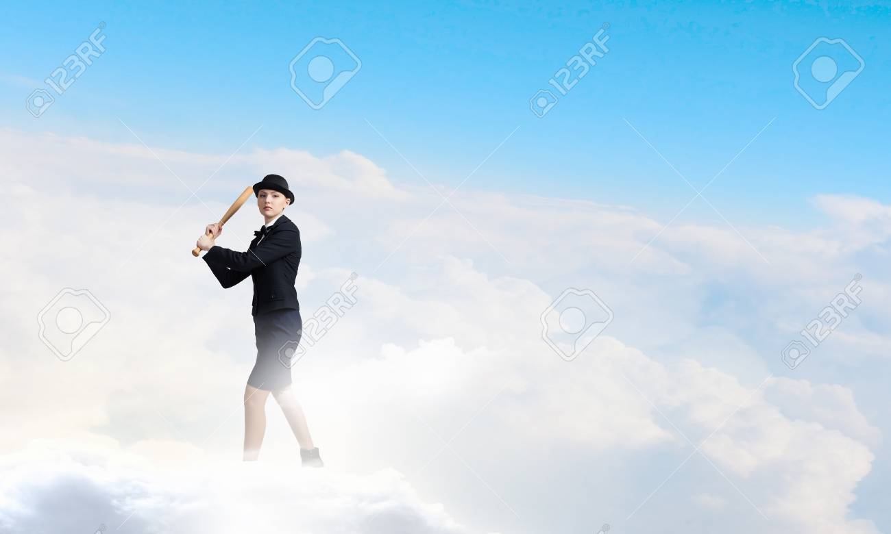 スーツと野球のバットと帽子の若いきれいな女性 の写真素材 画像素材