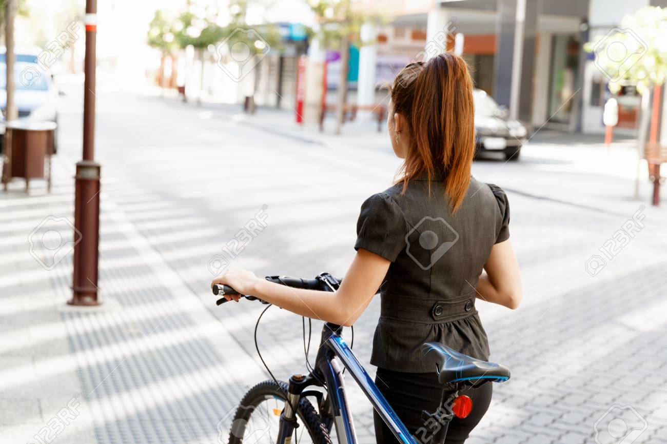 若い女性の自転車通勤 の写真素材 画像素材 Image