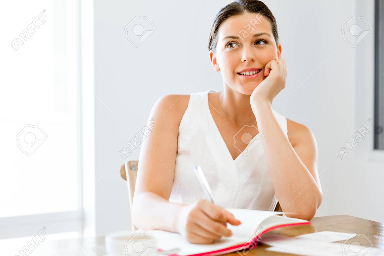 Schreiben Der Jungen Frau In Einer Tagesordnung Zu Hause Oder Im