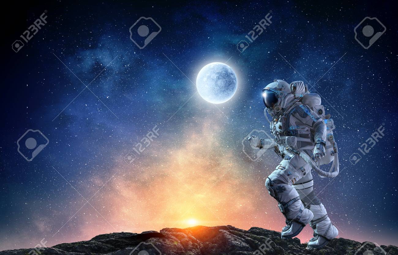 惑星表面を走る宇宙服を着た宇宙飛行士 混合メディア の写真素材 画像素材 Image