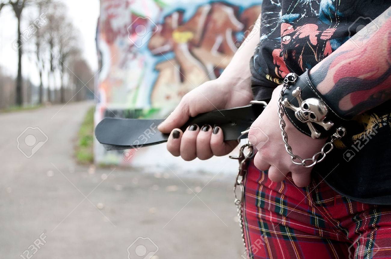 屋外でパンクロック スタイルのズボンとアクセサリー スカル の写真素材 画像素材 Image