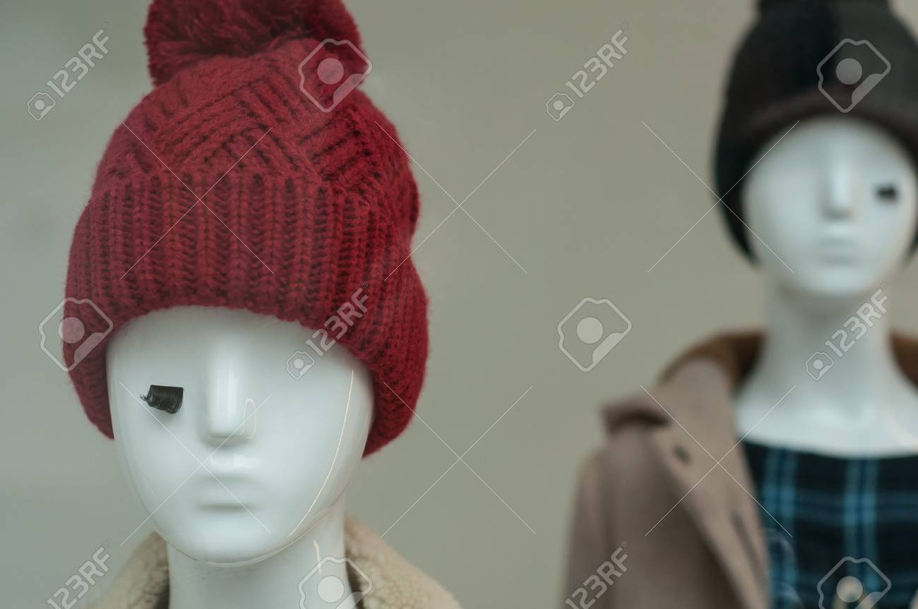 ファッションでマネキンの羊毛ボンネットのクローズ アップ ストア ショールーム の写真素材 画像素材 Image 7754