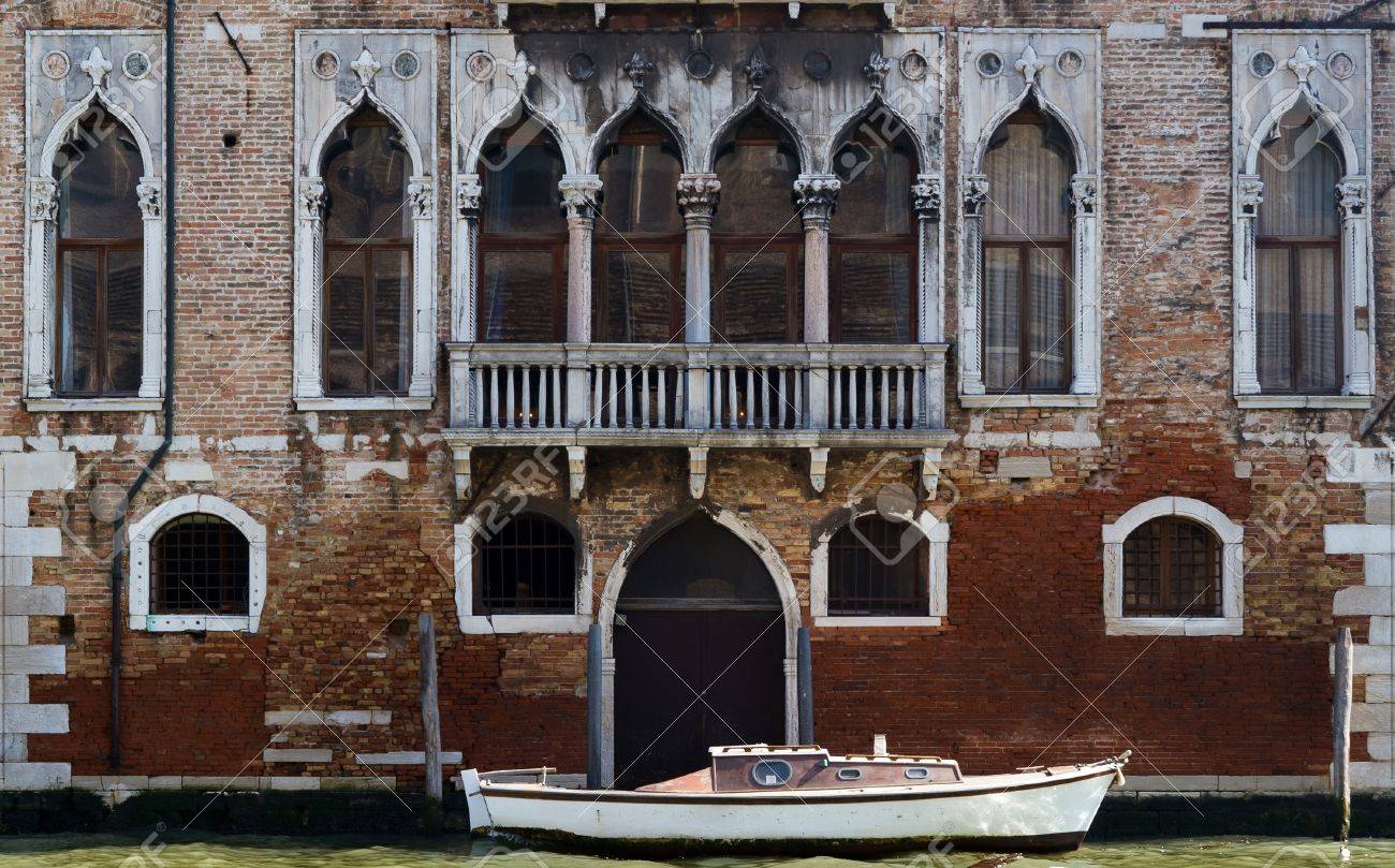 バルコニー付きの古いイタリア宮殿 の写真素材 画像素材 Image 4101