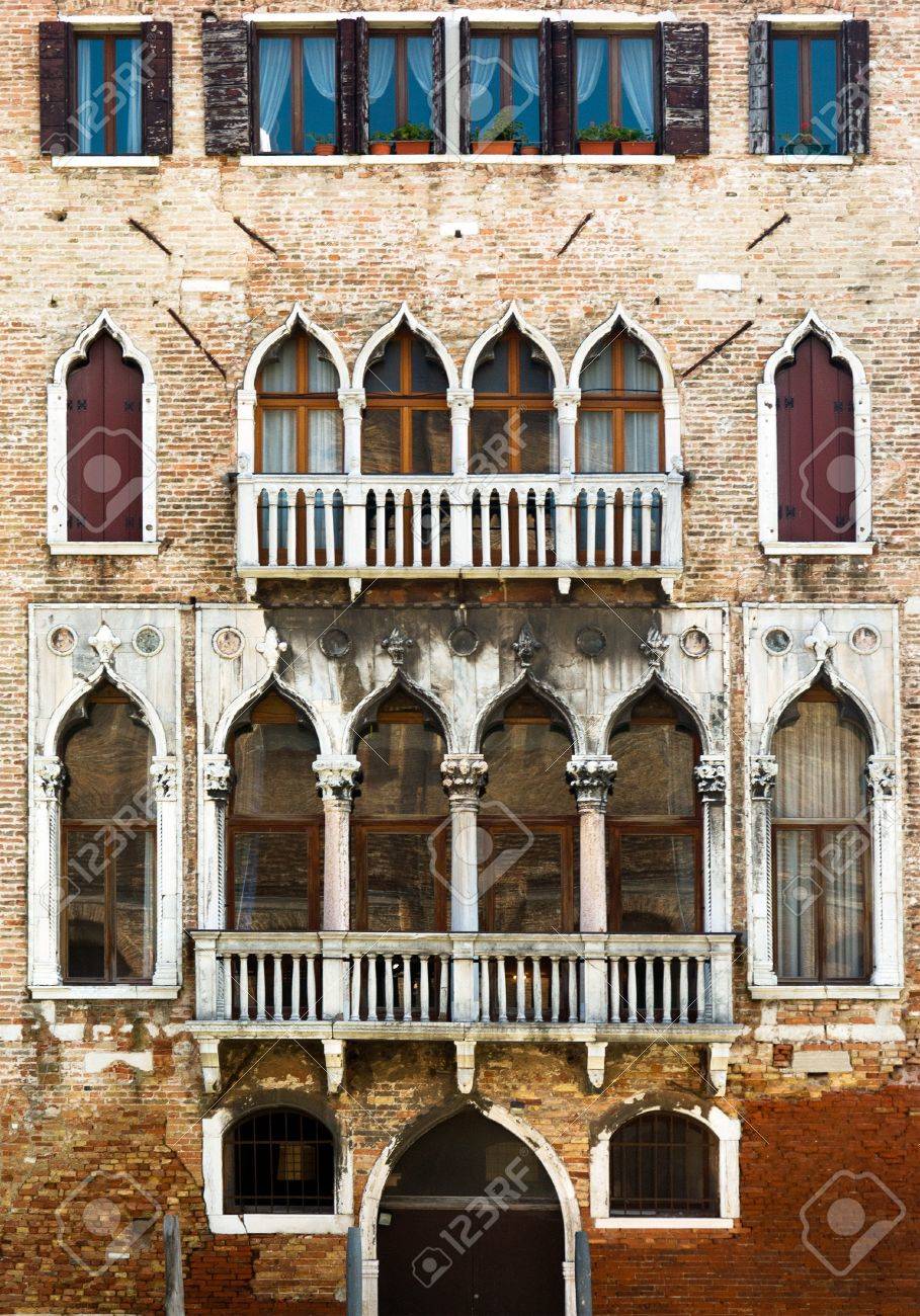 バルコニー付きの古いイタリア宮殿 の写真素材 画像素材 Image