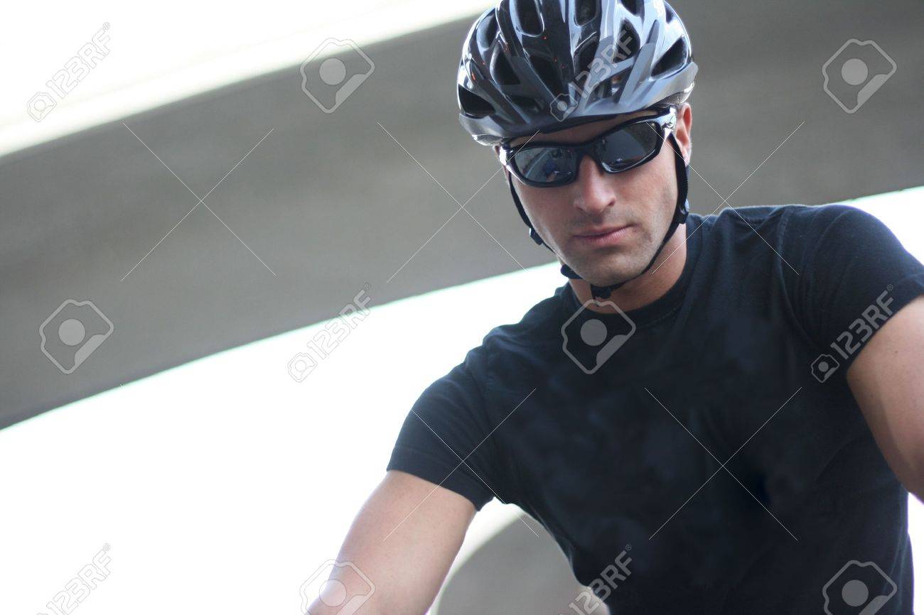 サングラス ヘルメット自転車男の写真 の写真素材 画像素材 Image