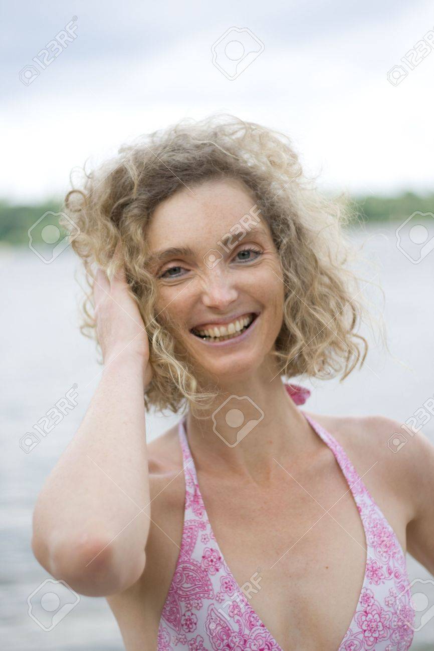 Photo D'une Femme Blonde Mature Smiling Habillé En Maillot De Bain Banque  D'Images et Photos Libres De Droits. Image 5385795