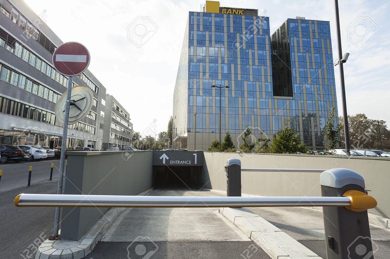 地下駐車場への入り口の駐車場バリア の写真素材 画像素材 Image