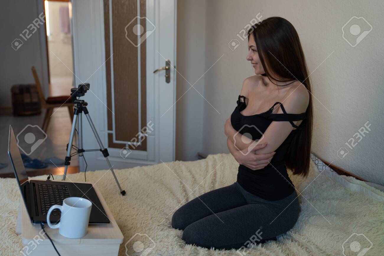 Femme Séduisante Travaillant Comme Modèle De Webcam. Sexe Virtuel. Banque  D'Images et Photos Libres De Droits. Image 144048007