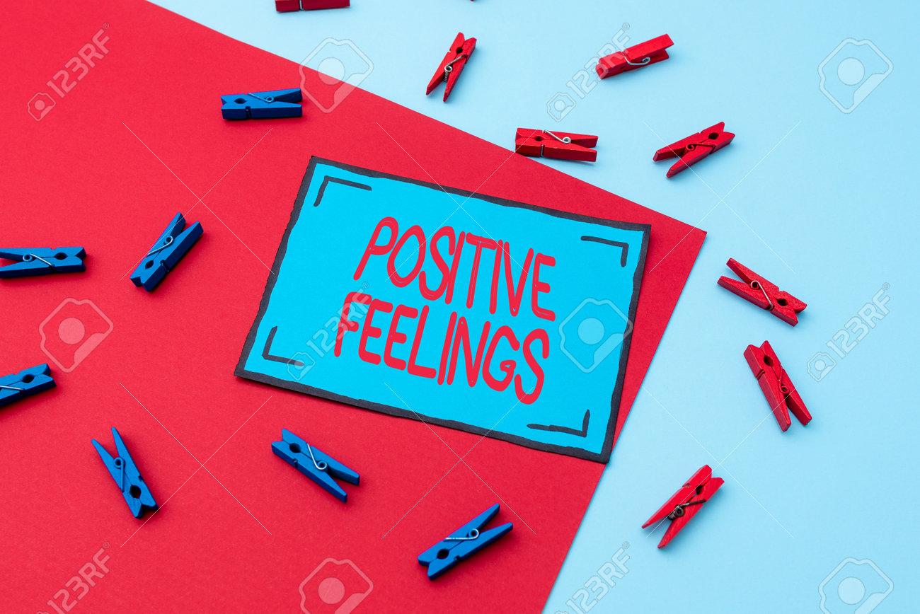 インスピレーションのポジティブな気持ちを示すテキスト。否定性や悲しみの欠如がある感覚を意味する概念重要なメモを書くメッセージを表示し、アイテムをリストするの写真素材・画像素材  Image 172844254