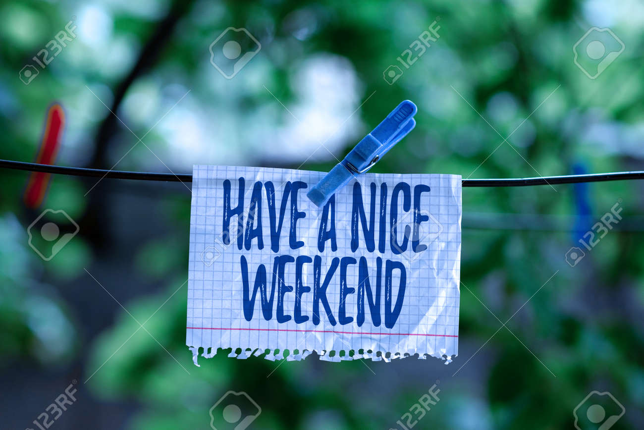 영감을 주는 텍스트는 즐거운 주말 보내세요. 누군가에게 좋은 일이 일어나기를 바라는 사업 아이디어 휴가 생각 새로운 밝은 아이디어  창의력과 영감을 갱신 로열티 무료 사진, 그림, 이미지 그리고 스톡포토그래피. Image 176513196