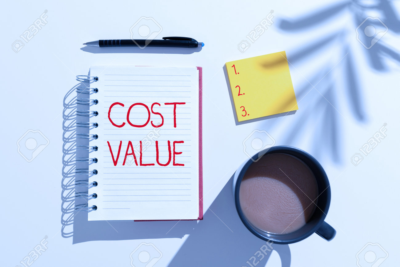 비용 가치 개념을 나타내는 텍스트 캡션은 구매한 품목에 대해 일반적으로 지불한 금액을 의미하거나 커피 노트와 펜이 있는 책상 위에  중요한 메시지가 있는 개인 노트북을 고용하는 것을 의미합니다. 로열티 무료 사진, 그림, 이미지